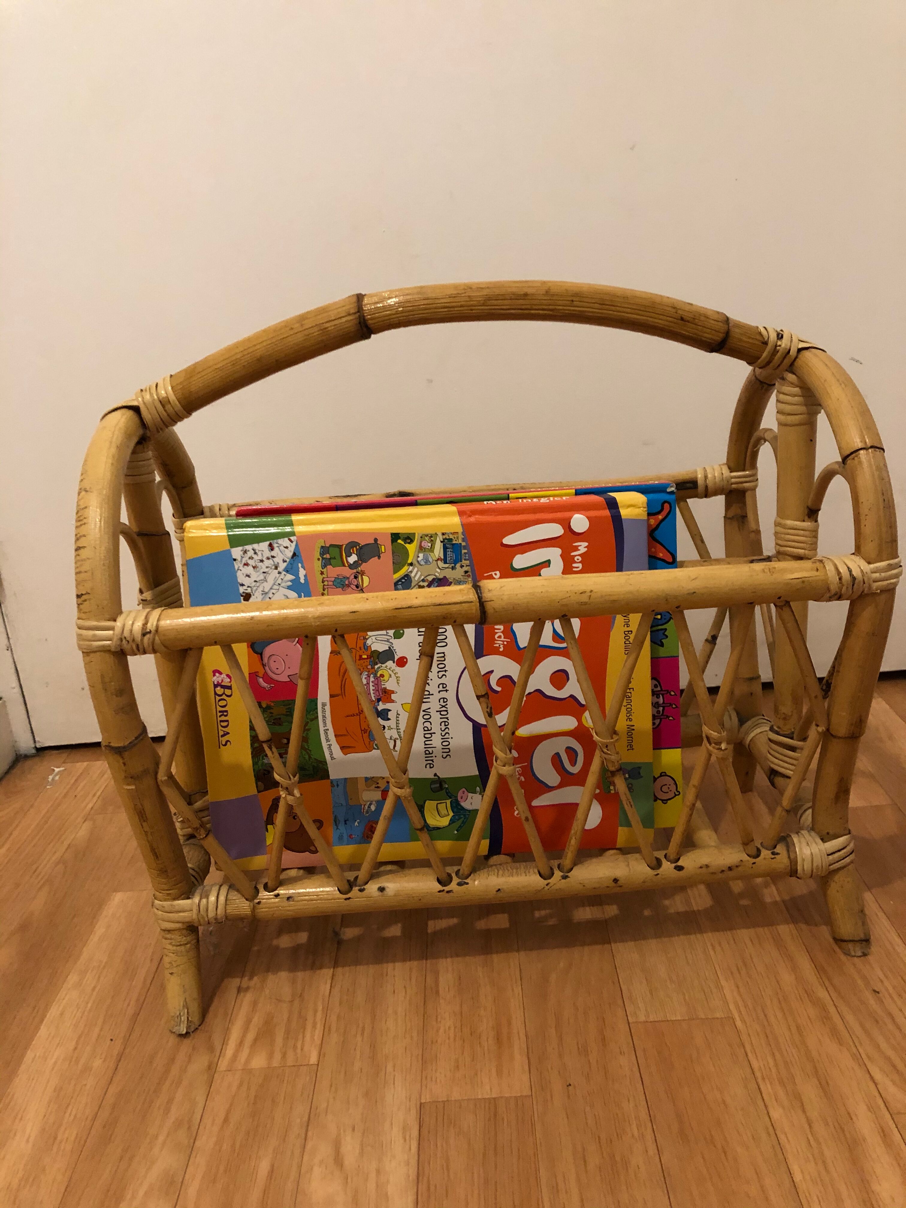 Magazine holder in rattan
