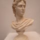 Buste de sujet antique sur socle