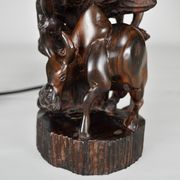 Lampe africaine en ébène sculpté, "Chasseurs, buffle et crocodile"