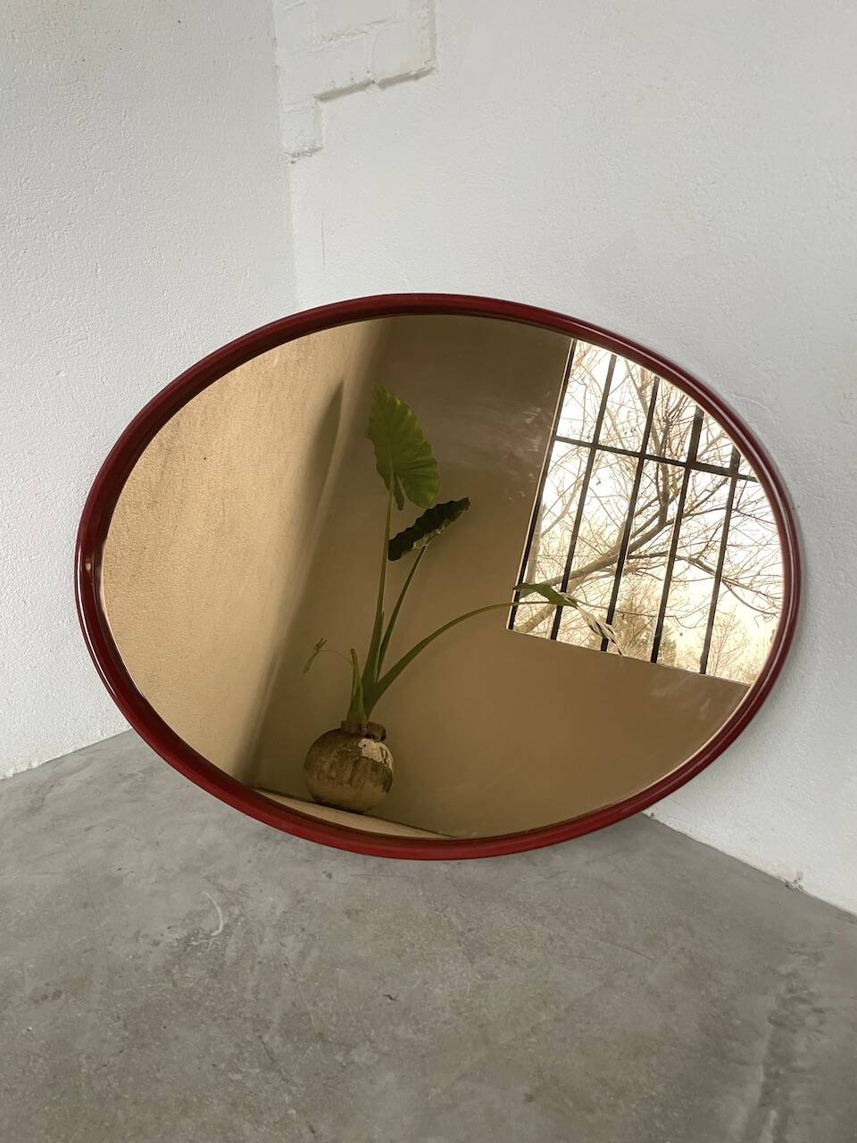 Red lacquered console and its mirror from the 80s