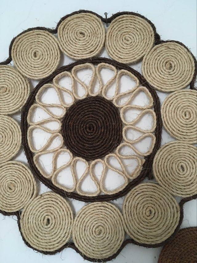 Composition murale de 6 corbeilles et plateaux en osier et corde.