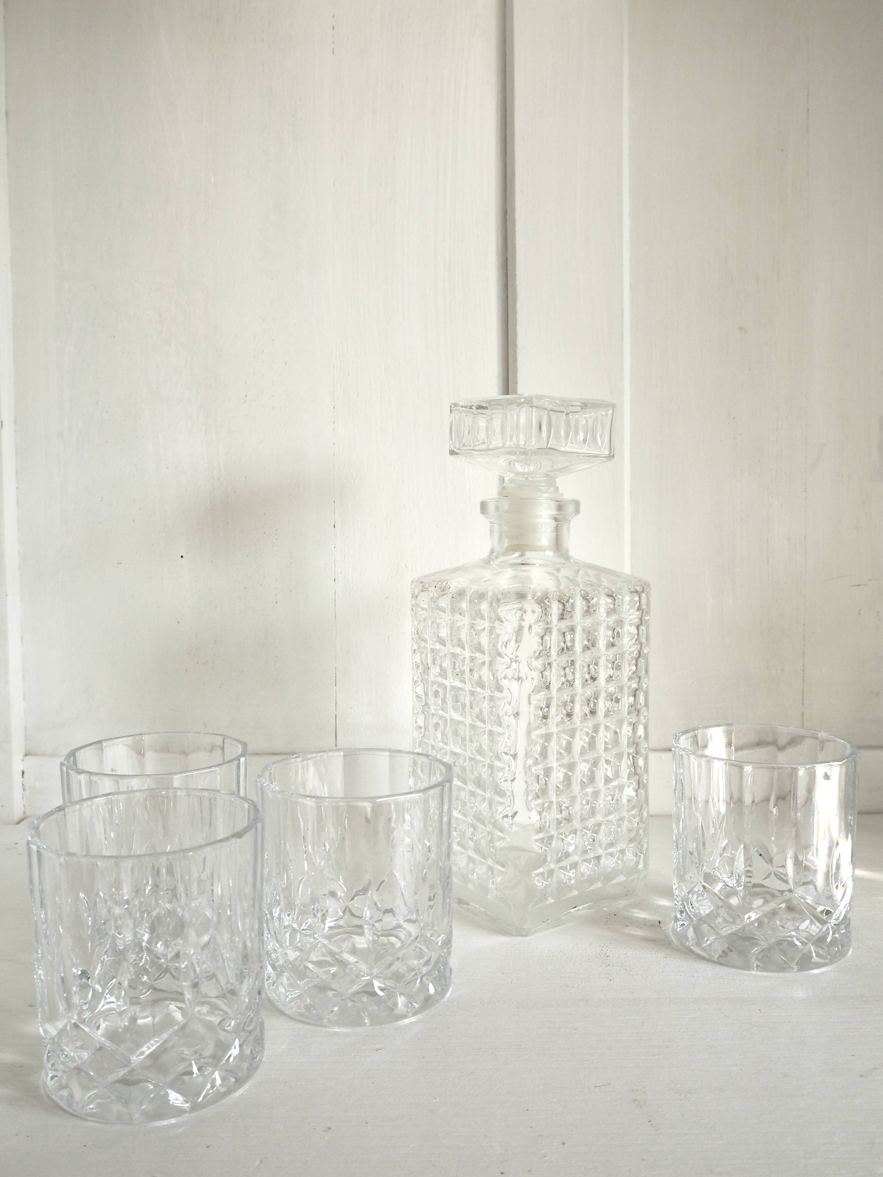 Glass whisky carafe with 4 glasses