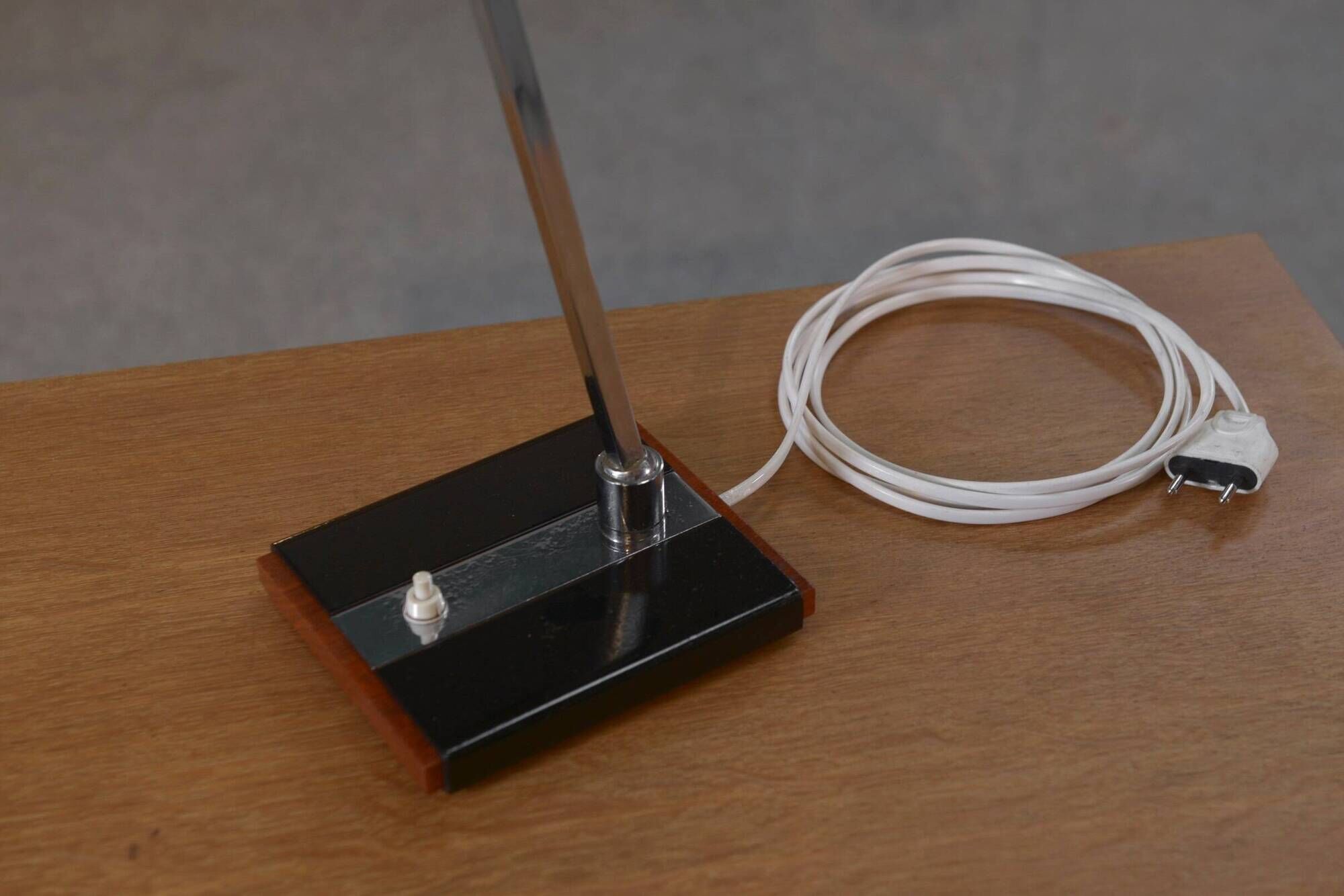 Lampe de bureau laquée noir et métal chromé design italien vers 1970's