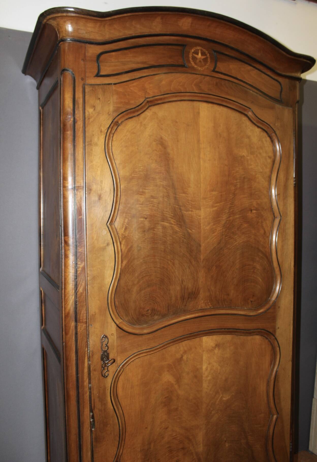 Louis XV bonnetière in walnut from the late 18th century