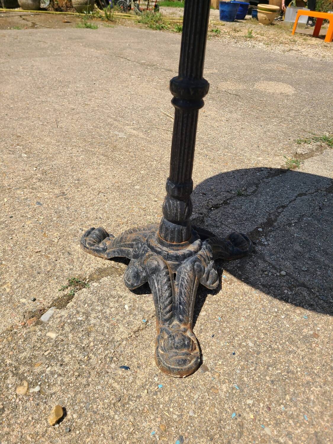 Parisian bistro pedestal table in marble and cast iron