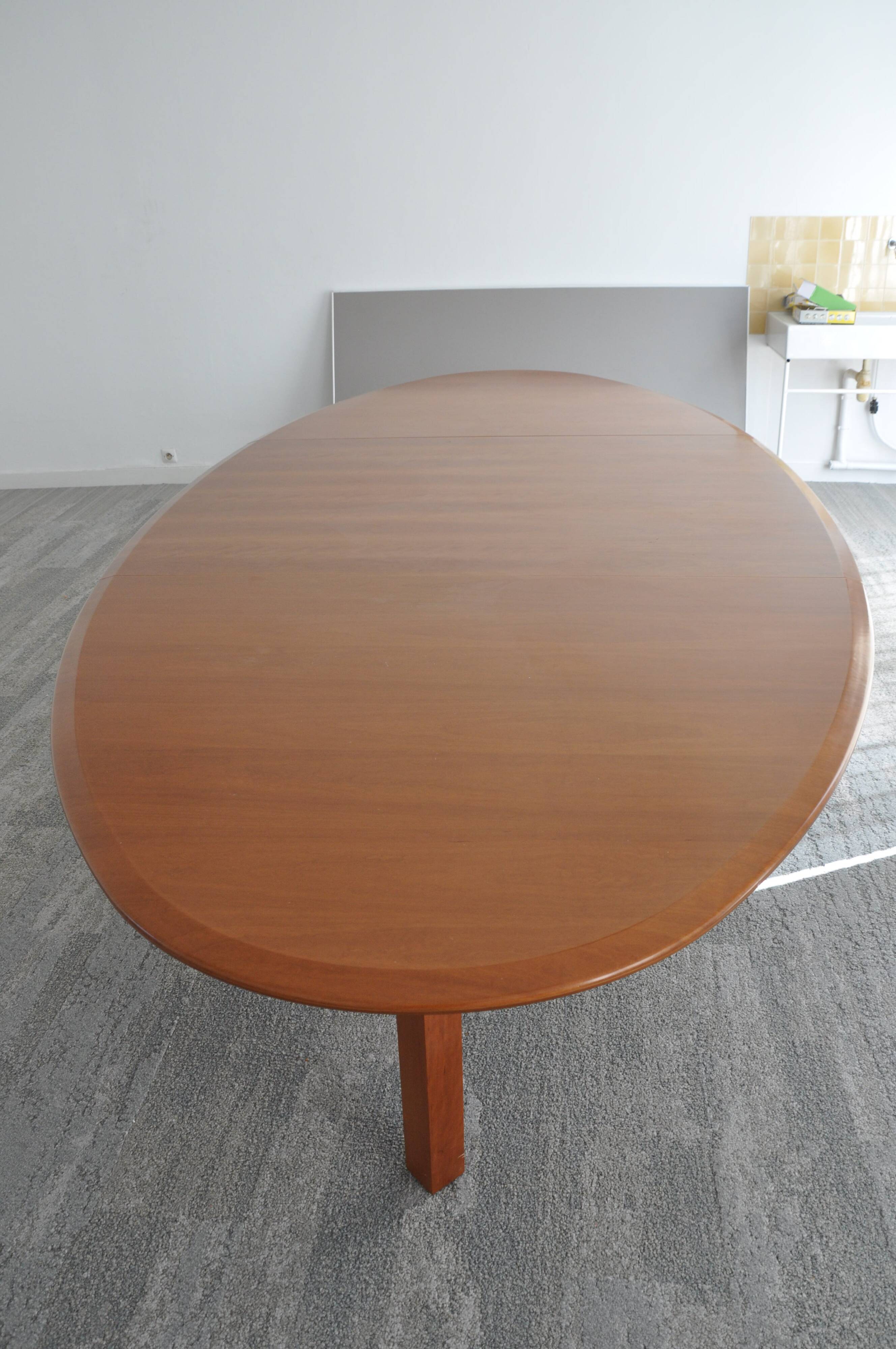 Grande table de conférence