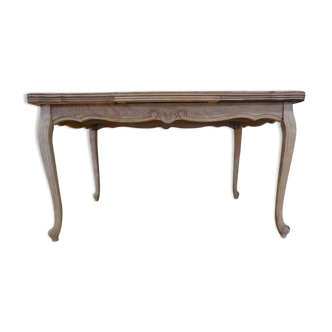 Rectangular dining room table