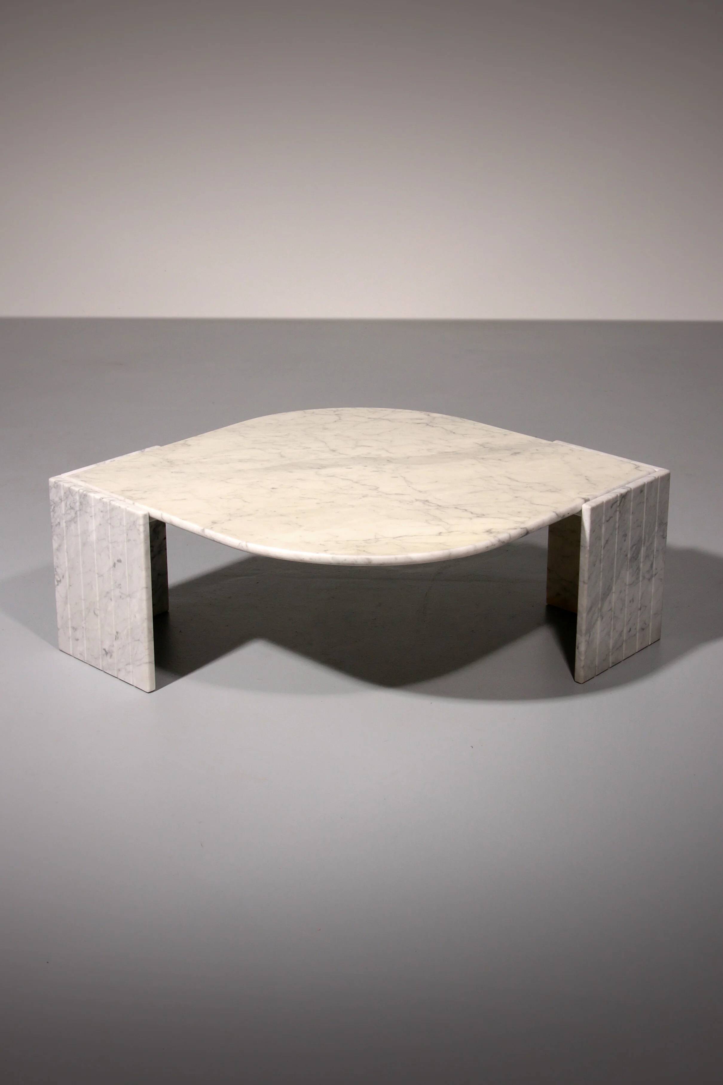 Table basse italienne en marbre en forme de larme, années 1980