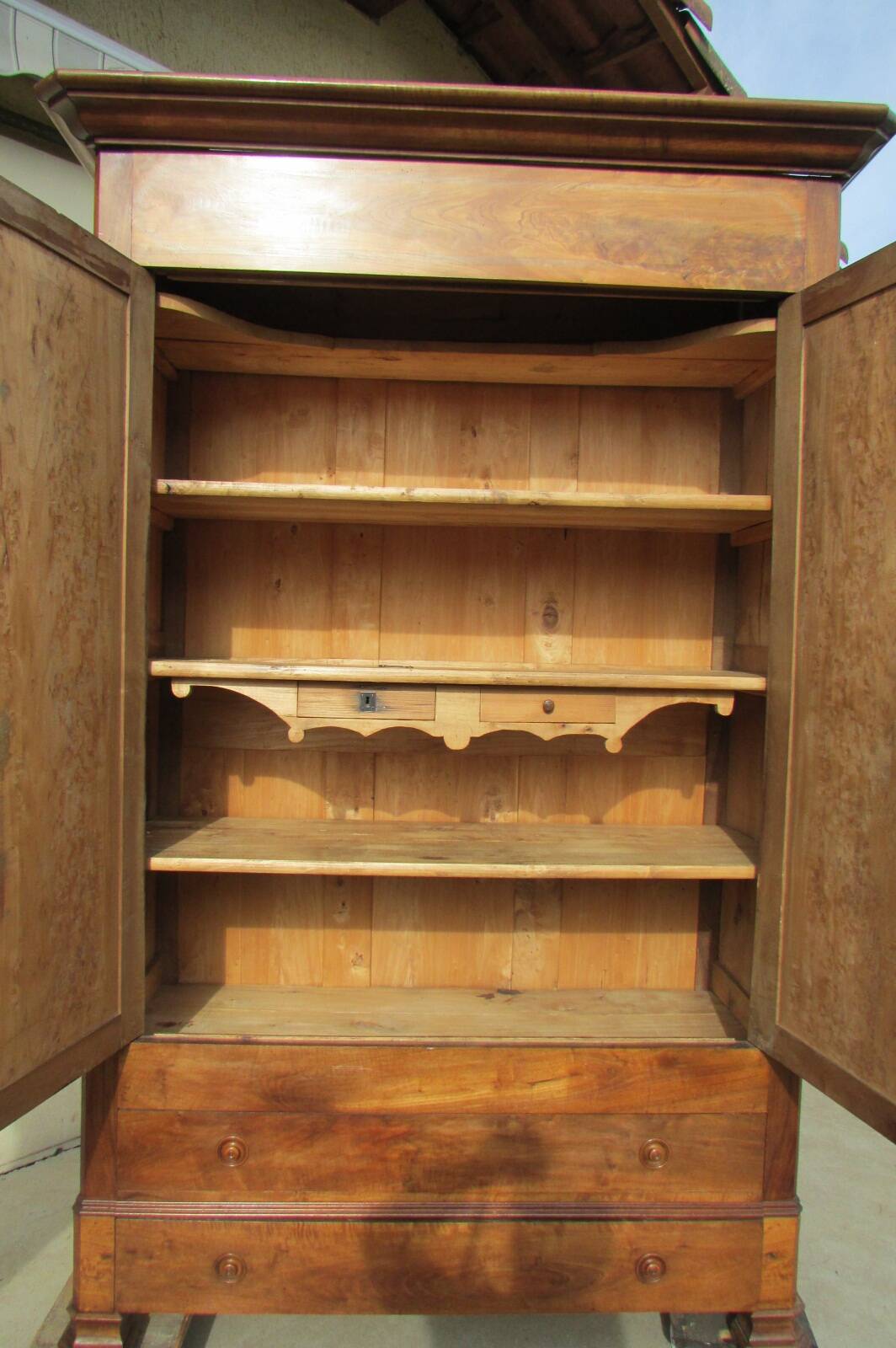 Large linen wardrobe in walnut and burl, Louis Philippe