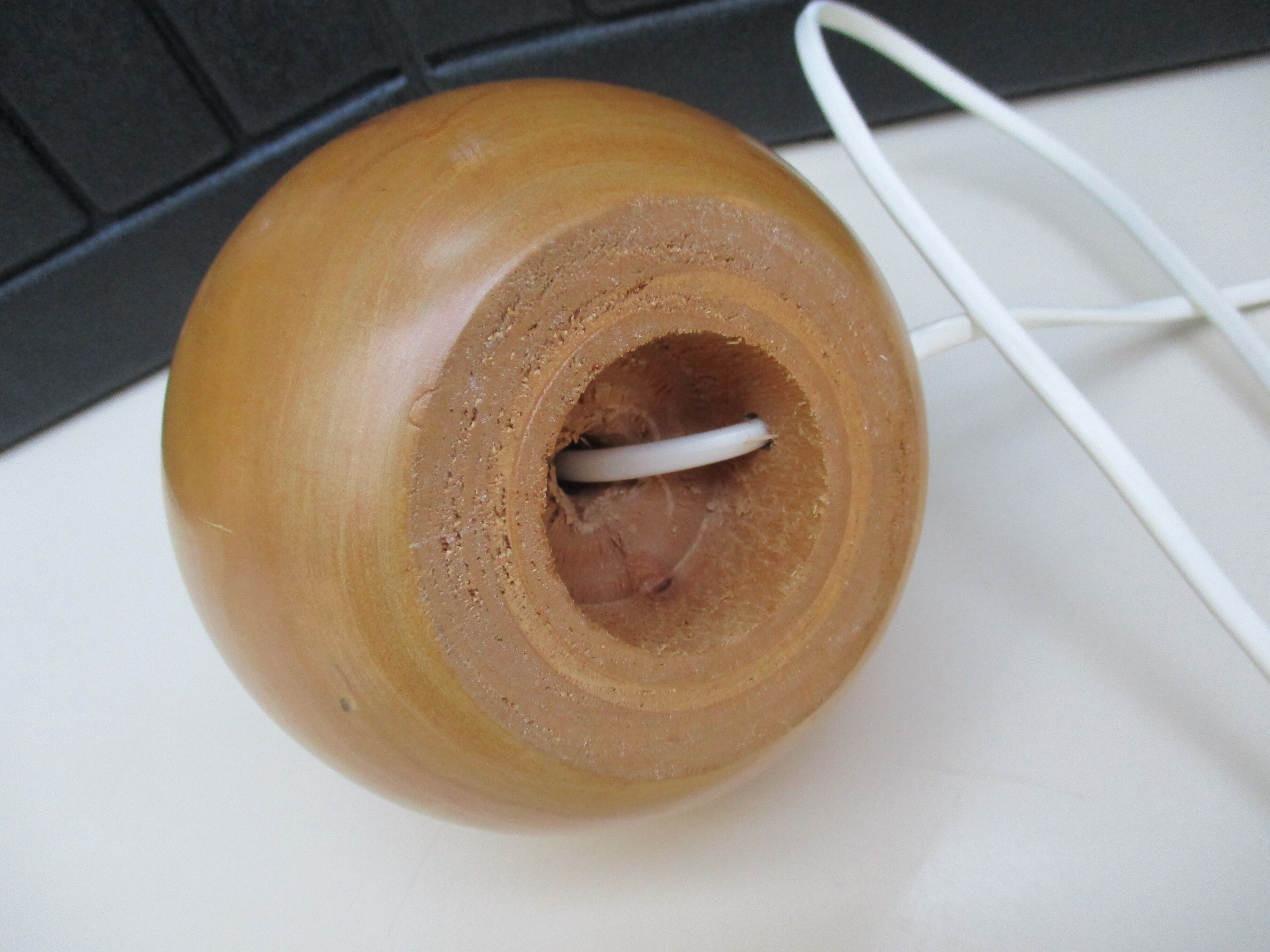 Lampe de table pied boule en bois
