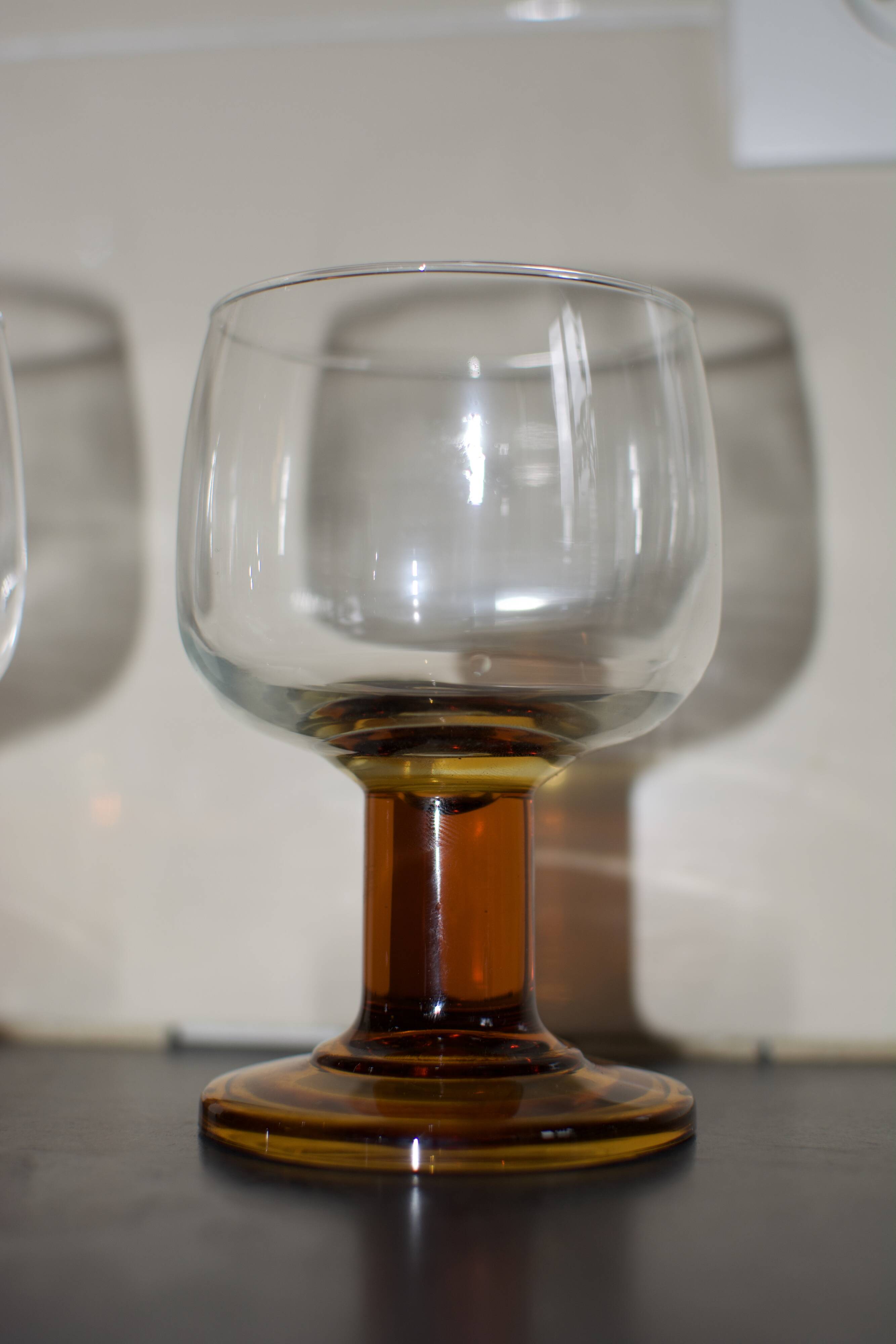 Verres vintage années 70 à pieds bloc ambré