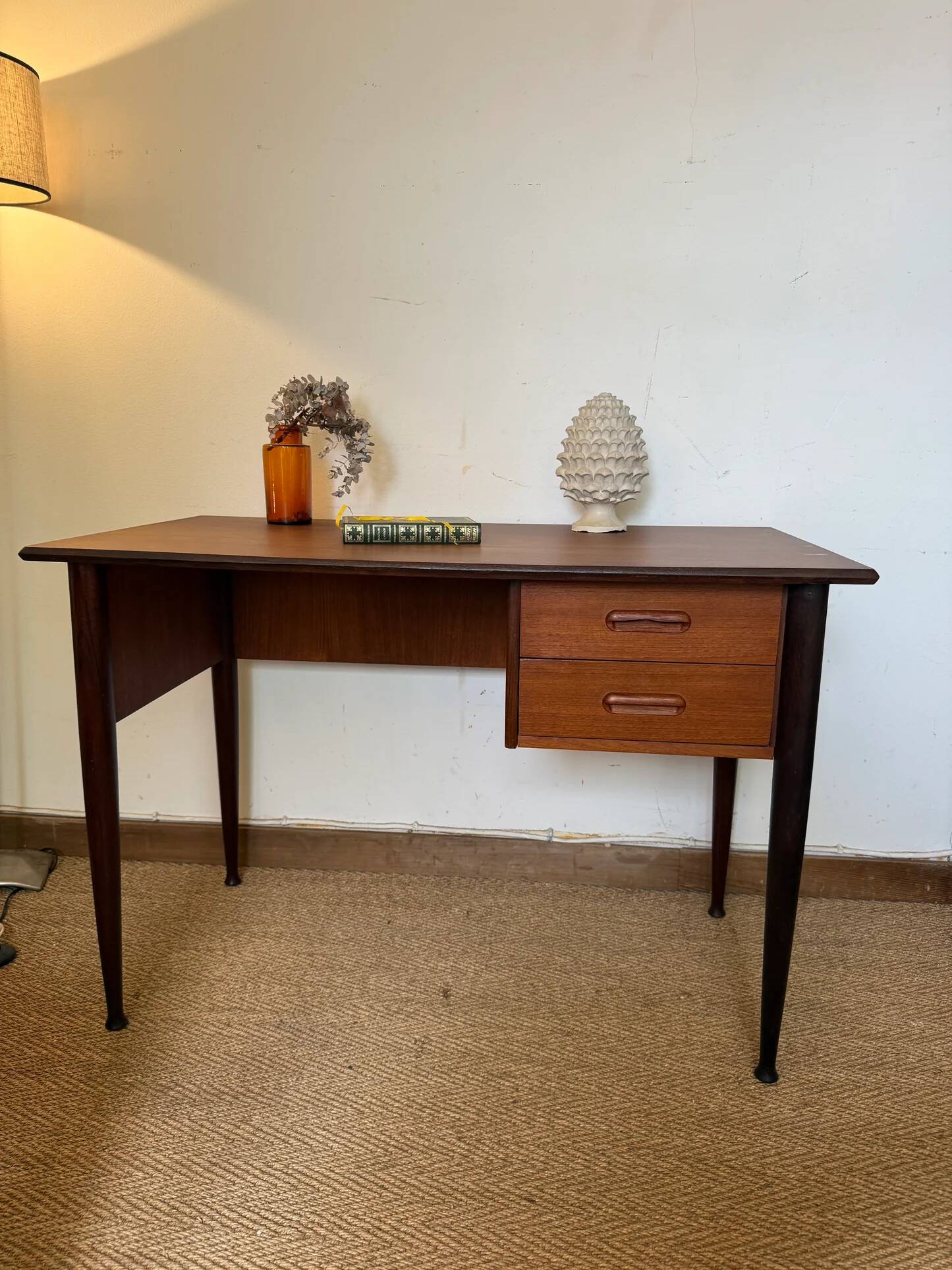Bureau vintage style scandinave pieds fuselés