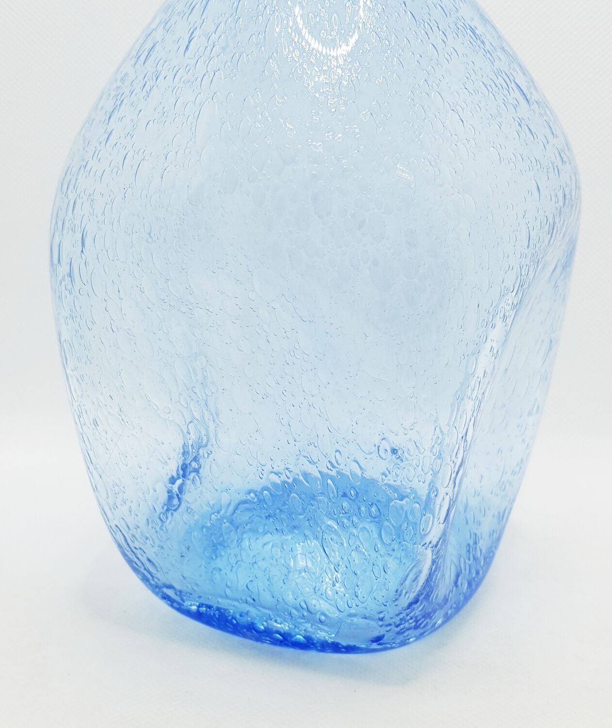 Carafe mauve soufflée à la main