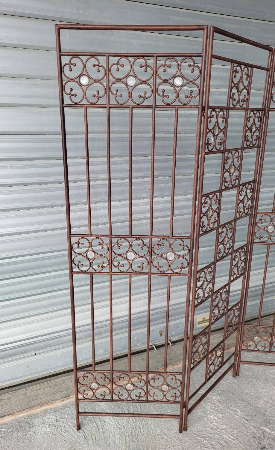 Screen partition wall made of glass and wrought iron