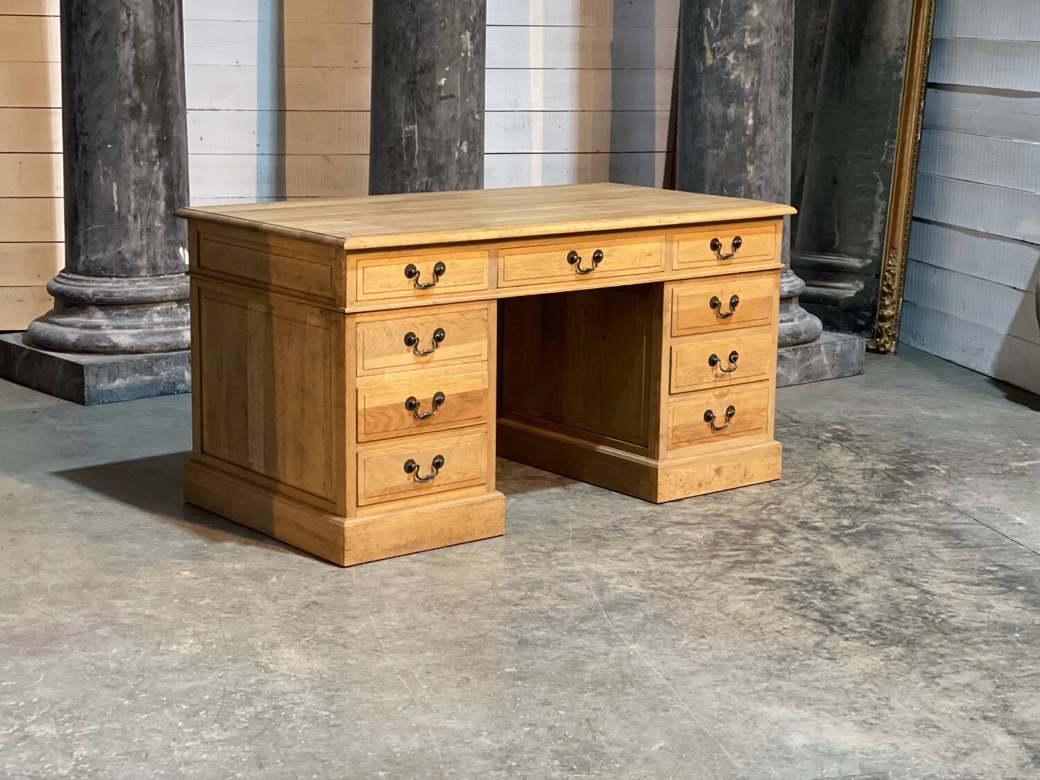 Flat oak desk