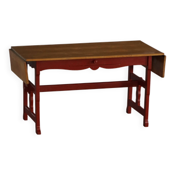 Scandinavian extendable table for writing or dining with a drawer, early 20th century.