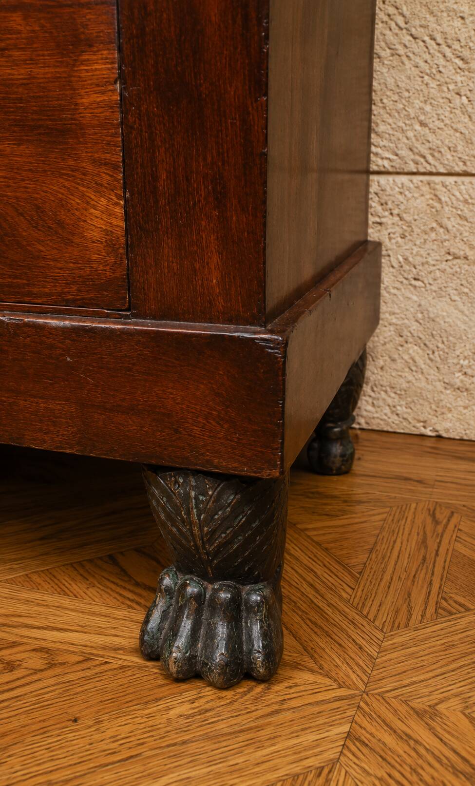 Empire Restoration period chest of drawers in mahogany, with a marble top.