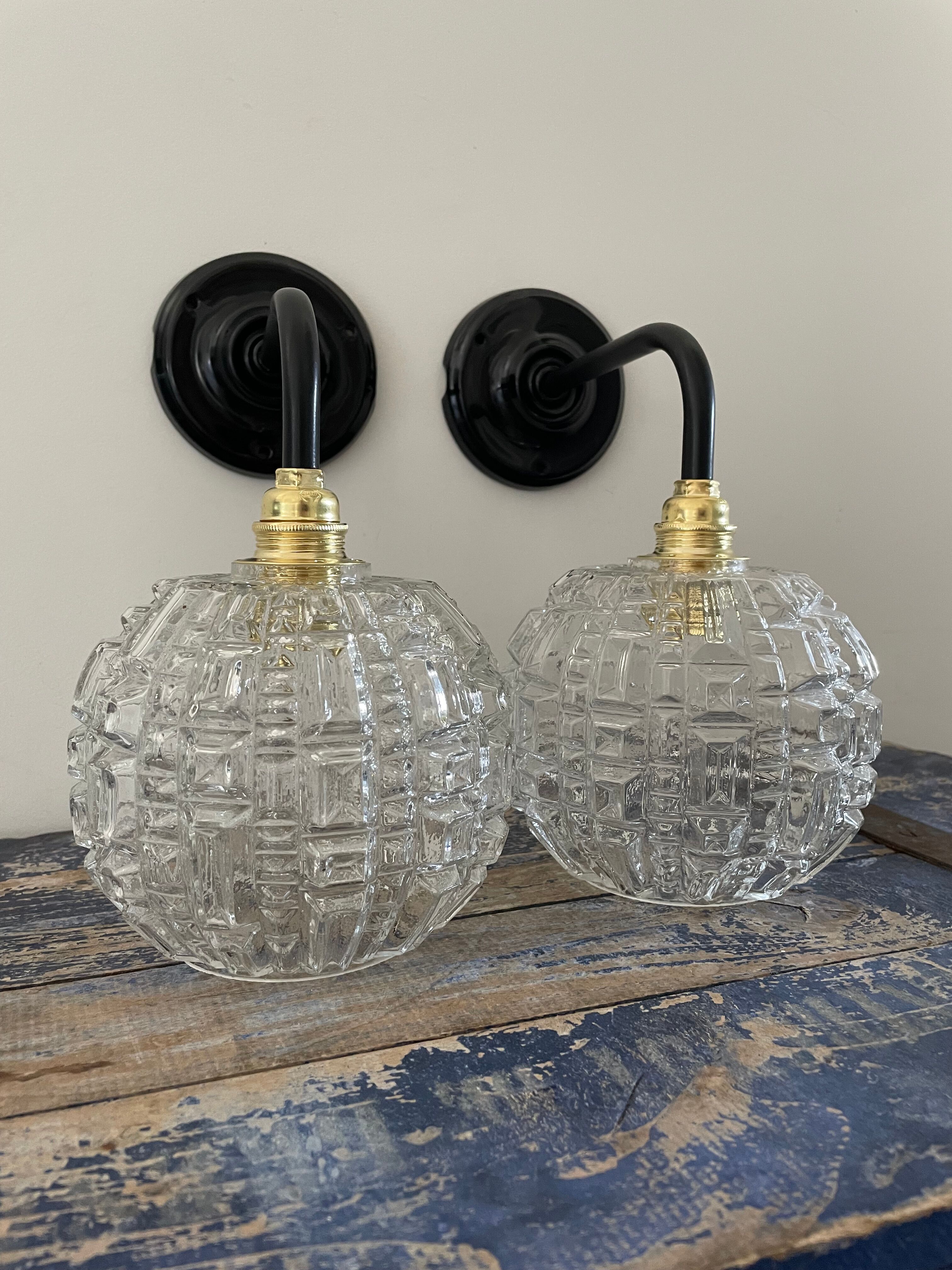 Paire d’appliques murales vintage en verre ciselé