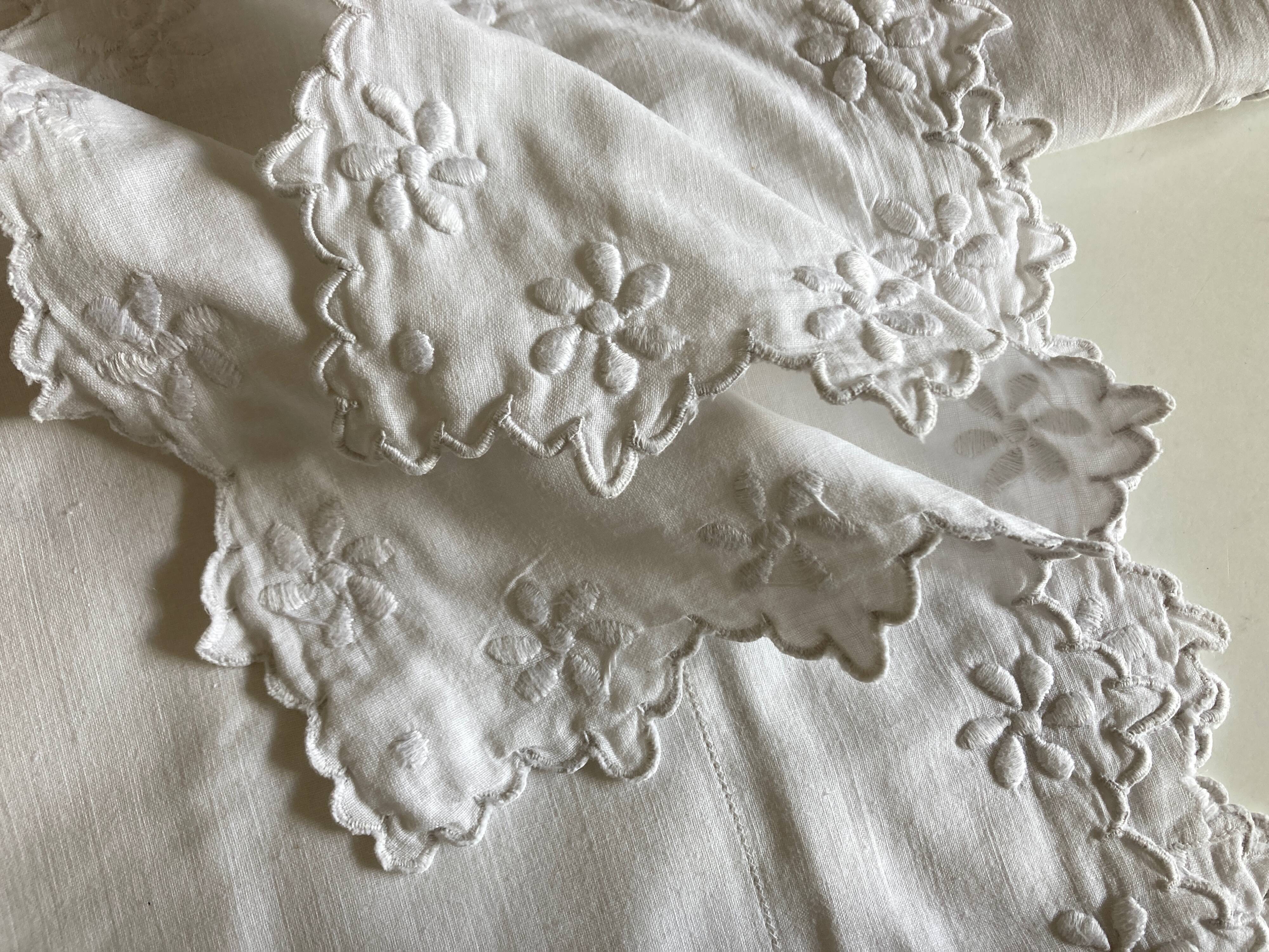 Pair of percale pillowcases embroidered festoons and daisies 1960