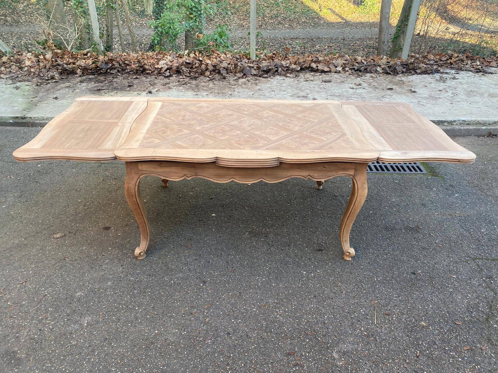Louis XV extendable dining table, renovated, walnut, 250cm, 18th century.