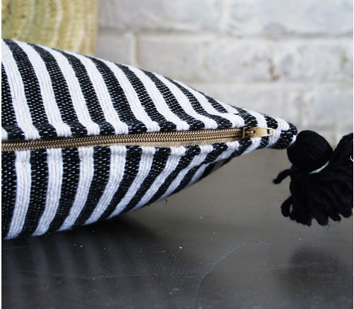 Coussin berbère blanc et noir lignes moyennes