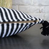 Coussin berbère blanc et noir lignes moyennes