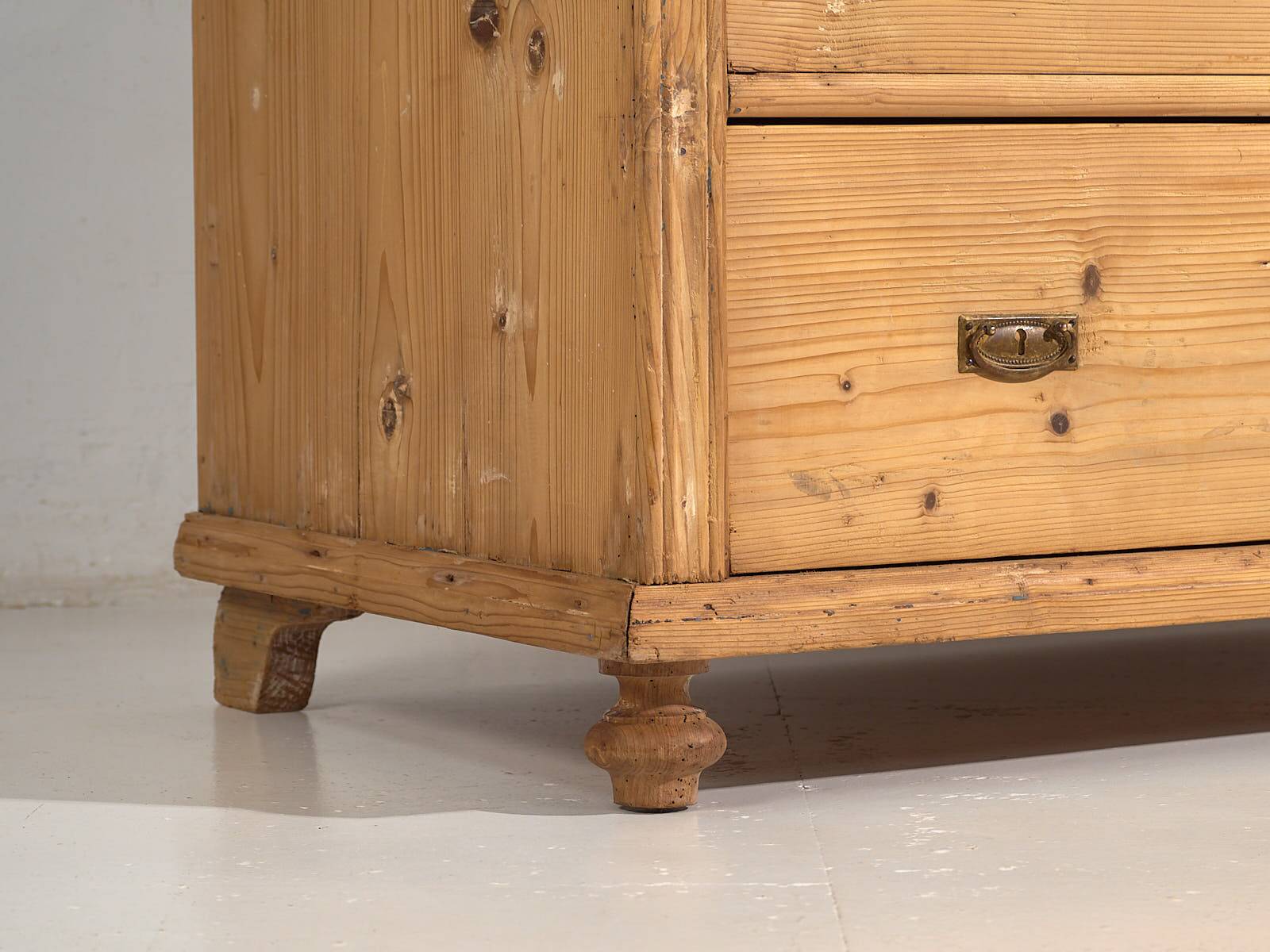 Antique chest of drawers in French Provençal style (c.1920)