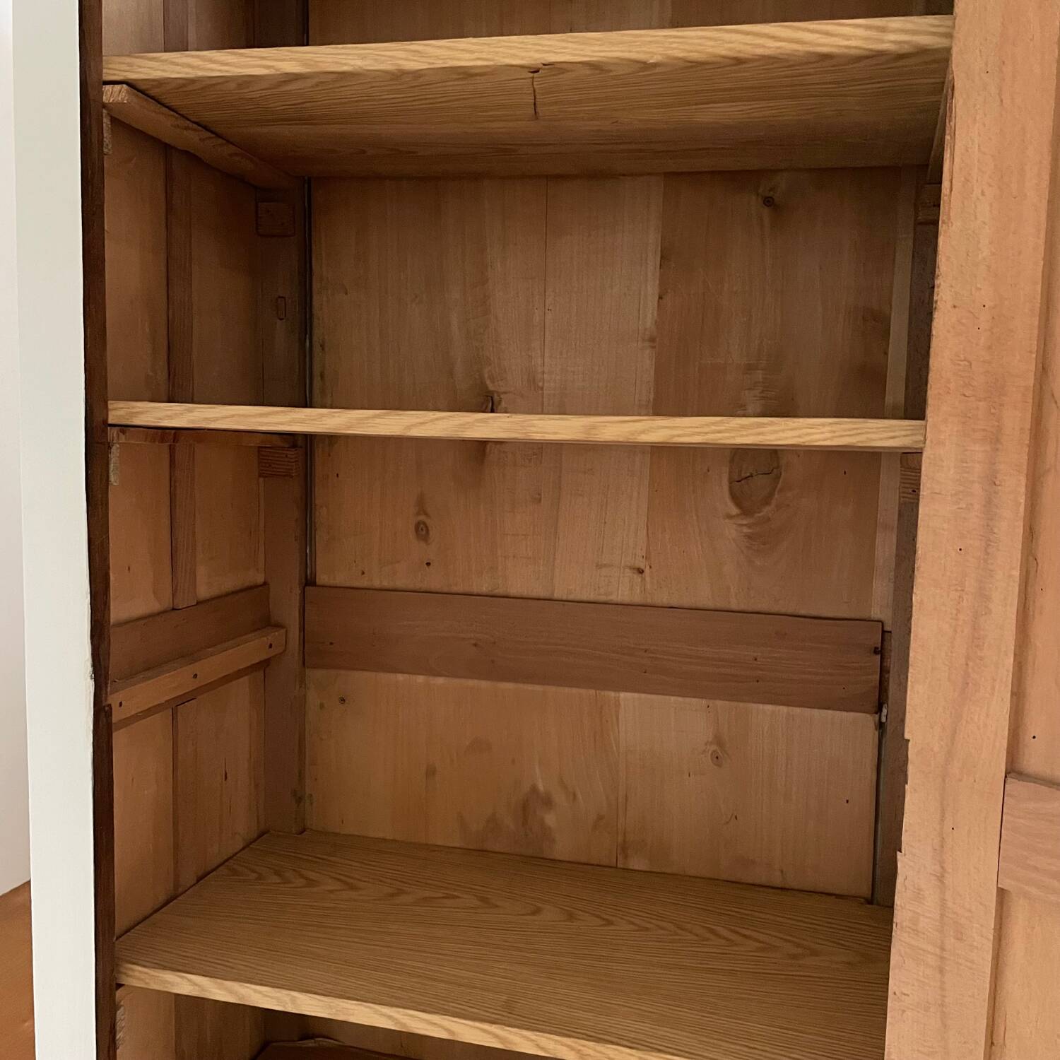 Off-white bonnetière