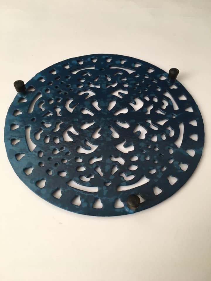 Round cast iron table mat, dark blue