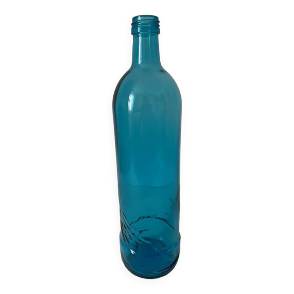 Bouteille en verre bleu avec motifs en relief dans le bas. Marque Selters.