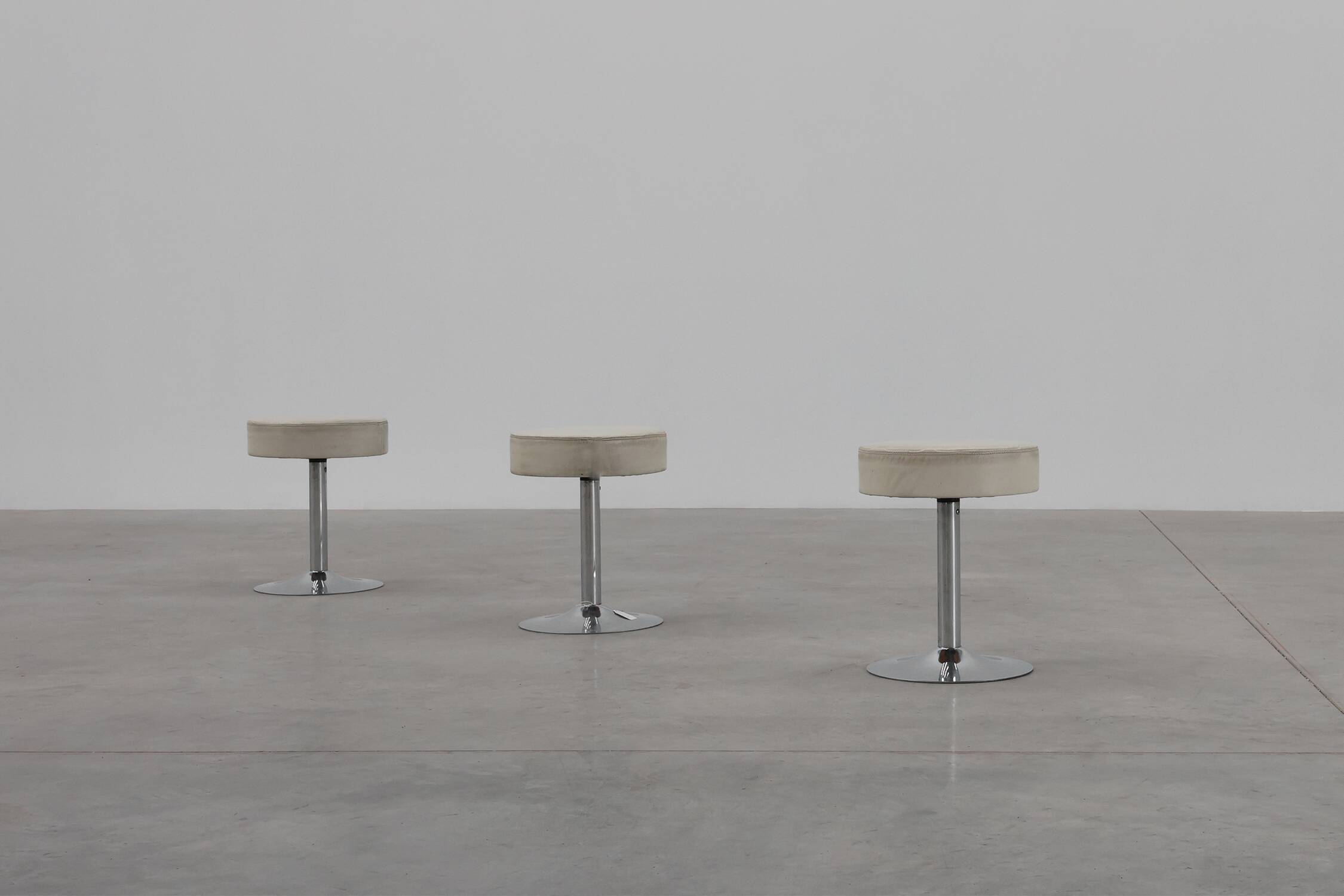 Vintage Mid-century design stool in chrome with white leather seat, 1970s
