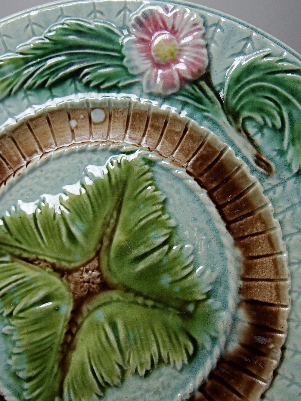 Polychrome slipware dessert plate, with a floral decoration, early 20th century.
