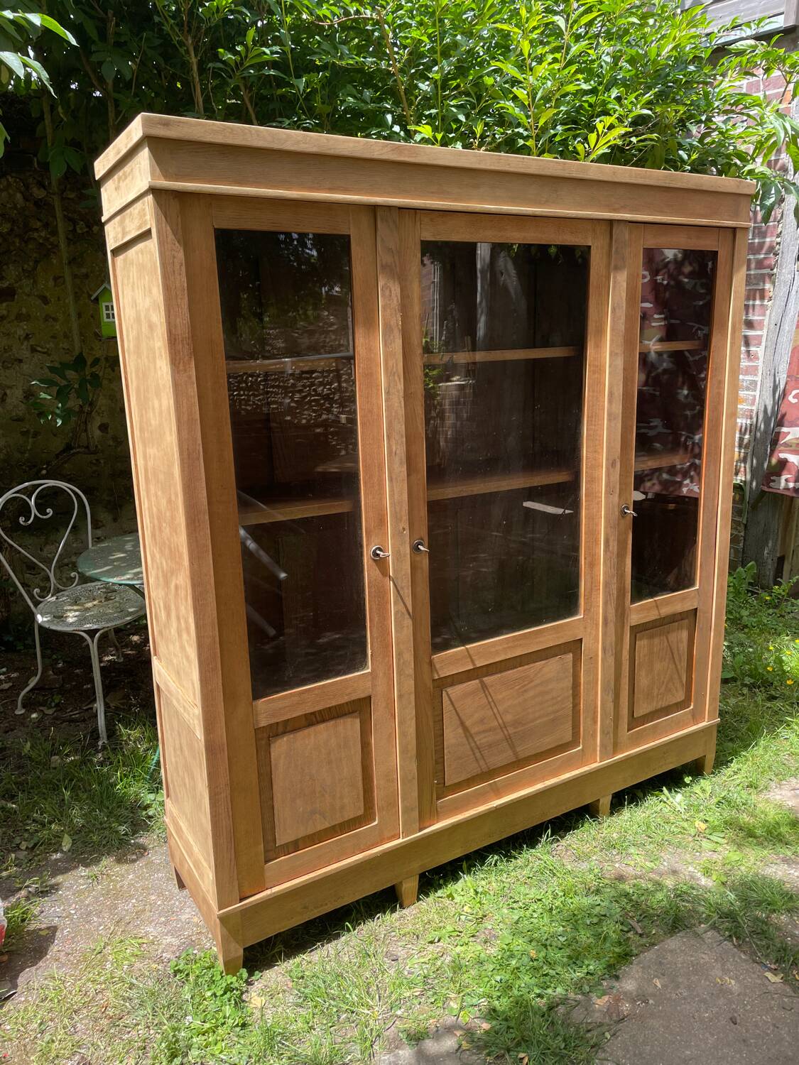 Raw wood display case with 3 doors, oak