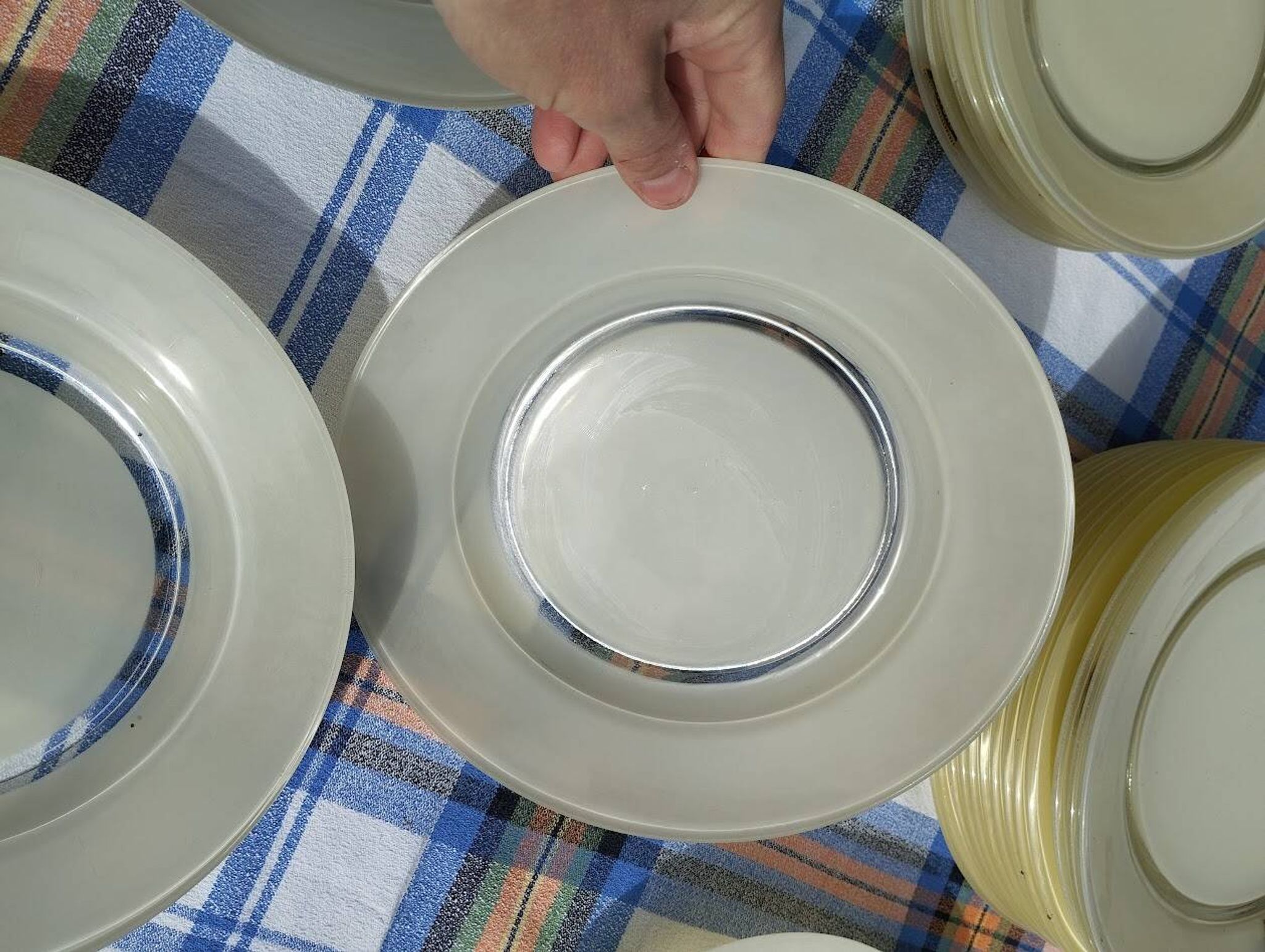 Service d’assiettes Duralex neuf 14 pièces avec étiquettes
