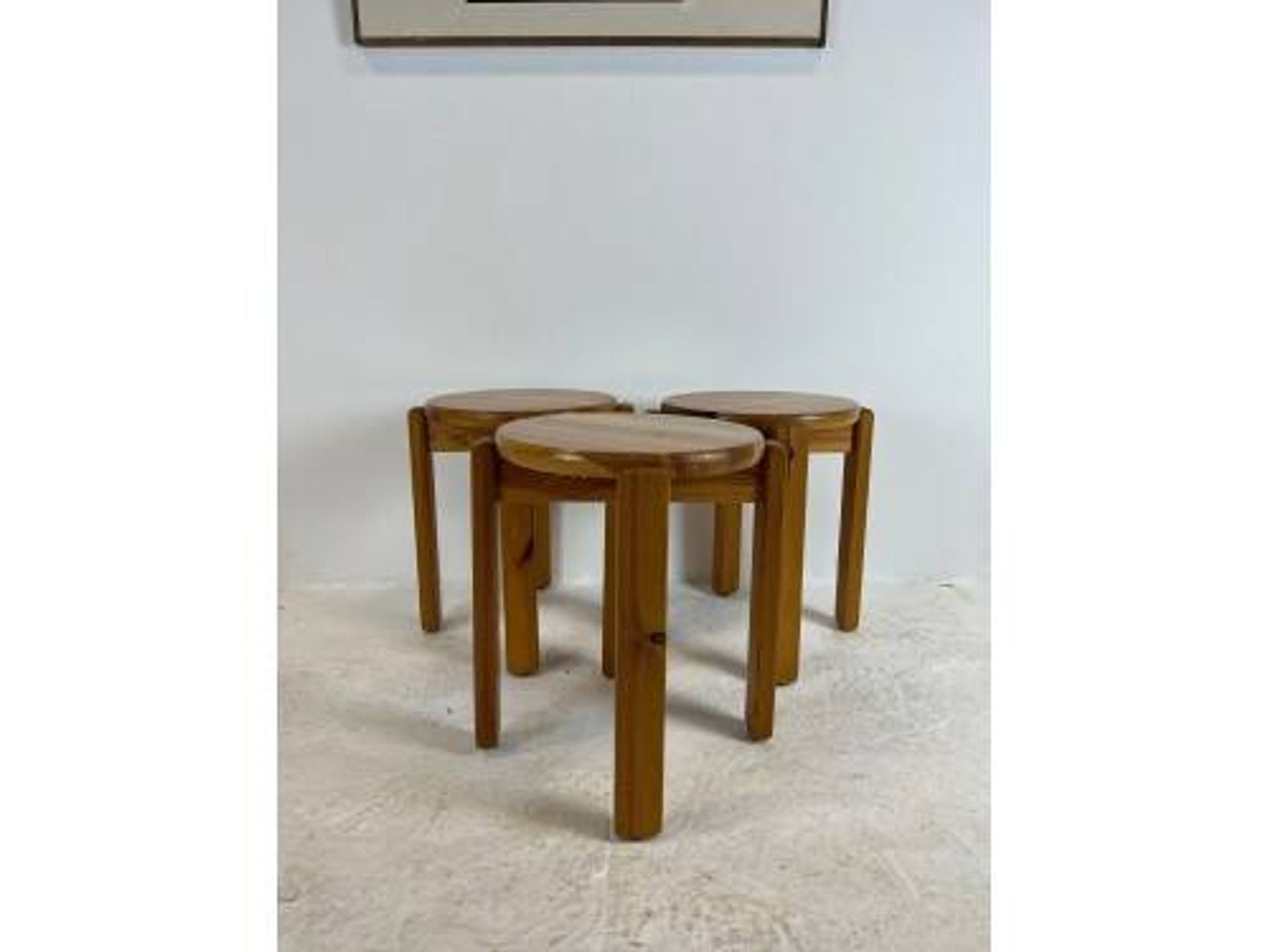 Trio de tabourets en pin massif, années 70