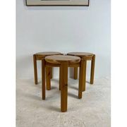 Trio de tabourets en pin massif, années 70