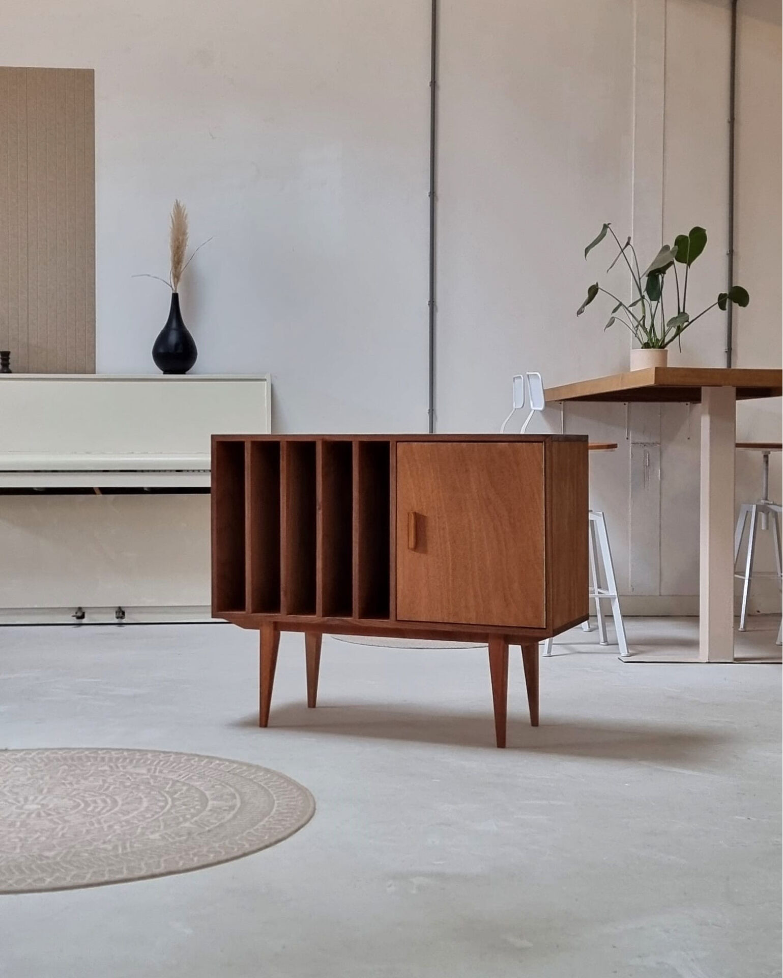 Vidar record cabinet