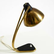 Rare grande lampe de table en laiton de style Mid-Century Modern avec une belle patine.