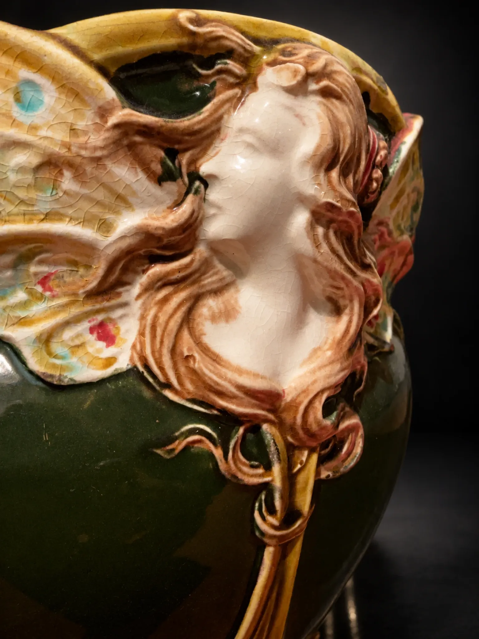 Cache-pot « Femme papillon » — Onnaing, vers 1900–1910