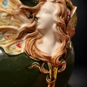 Cache-pot « Femme papillon » — Onnaing, vers 1900–1910