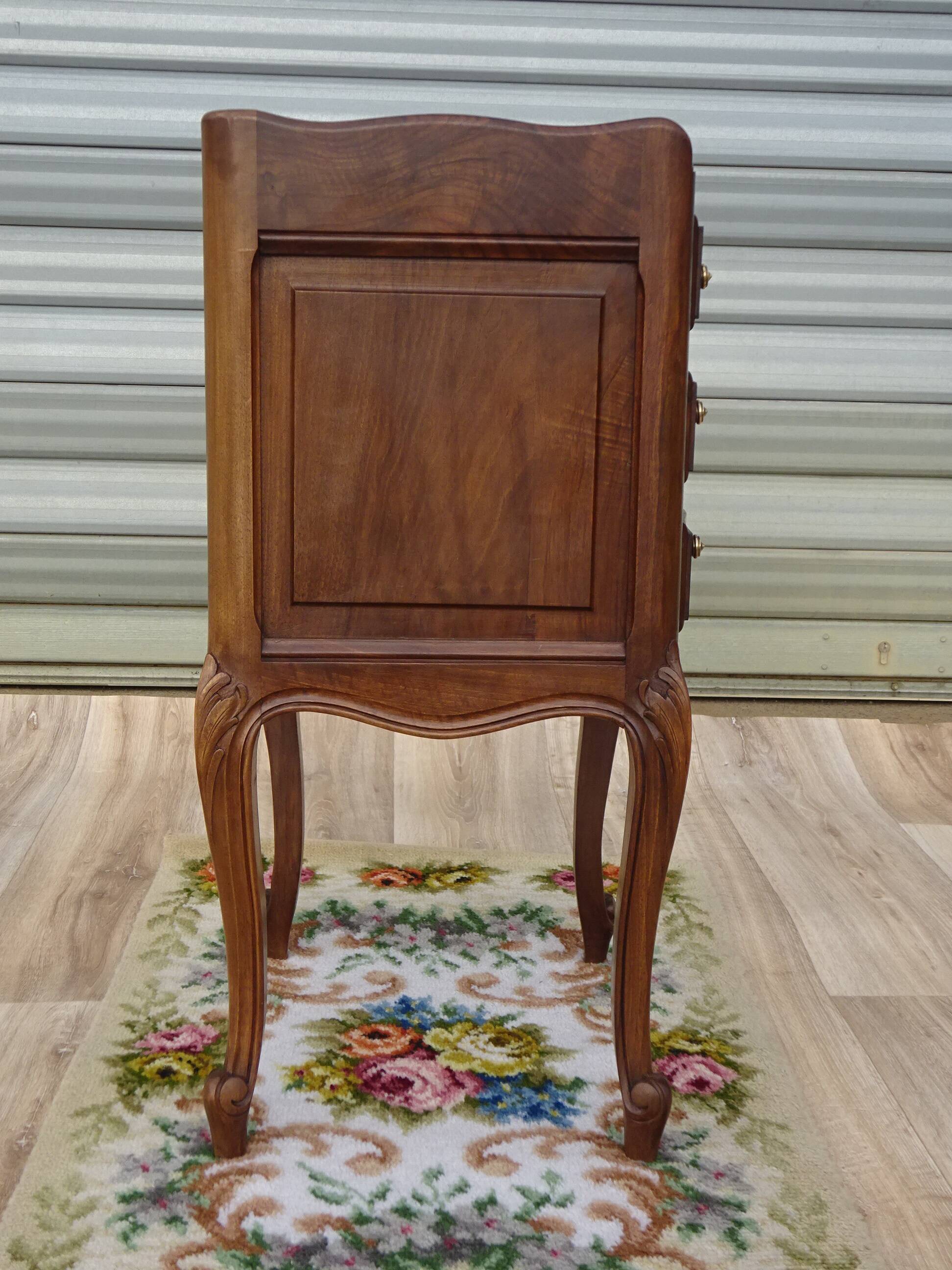 Louis XV bedside table in walnut, 3 drawers, raised edges on the tops.