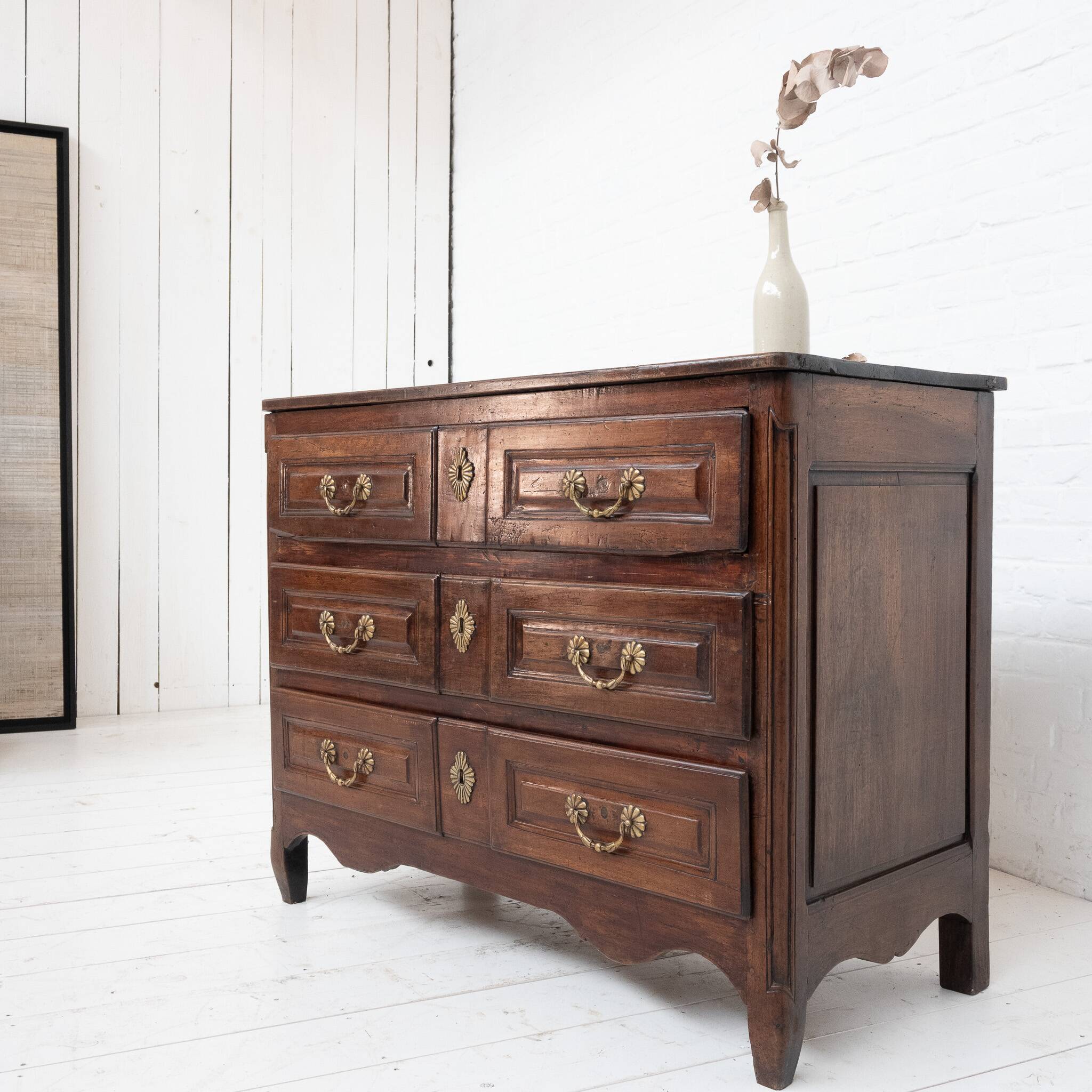 Commode Française Louis XVI en noyer, 18ème