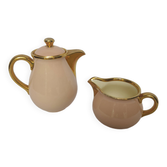 Small teapot and its pink and gold milk jug from the German manufacturer Villeroy and Boch Mettlach. VS