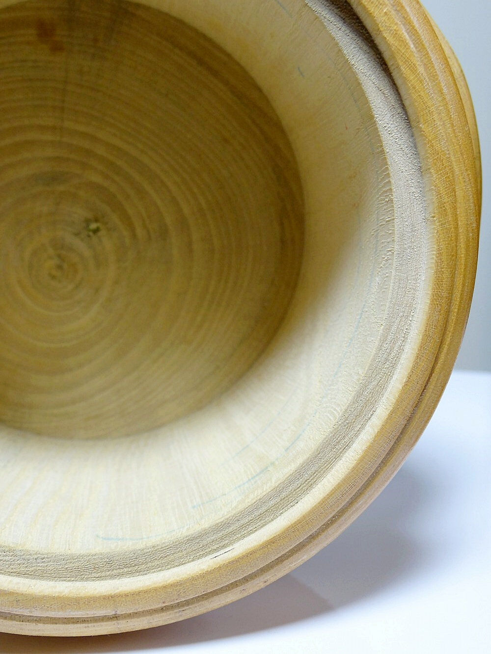 Boîte en bois tourné clair vintage