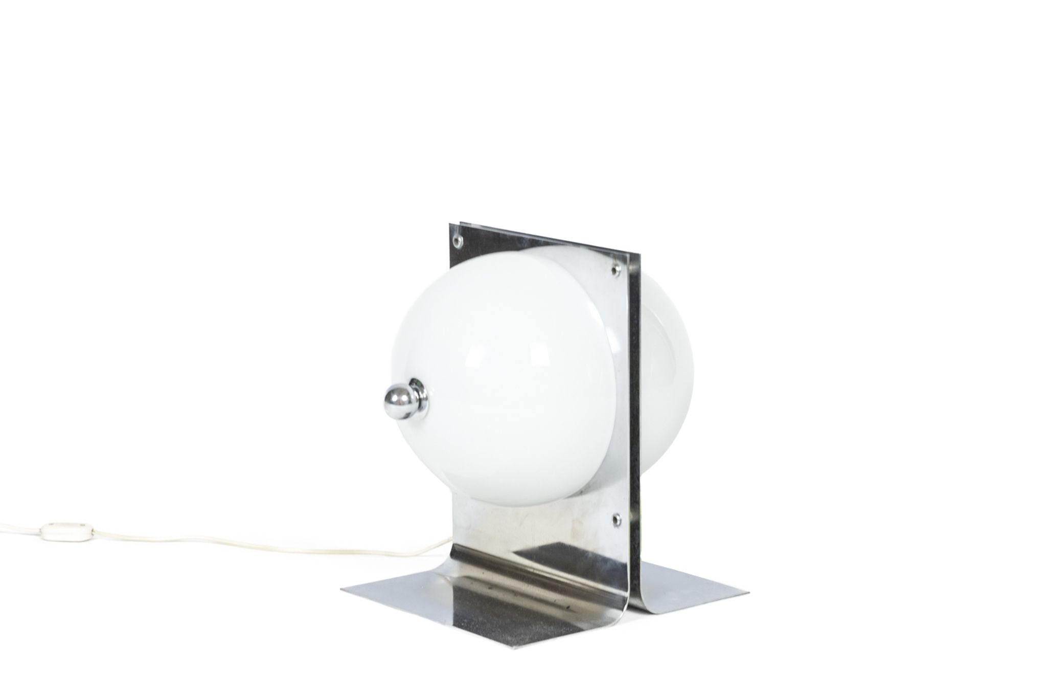 Lampe de table en métal poli et opaline, années 1970