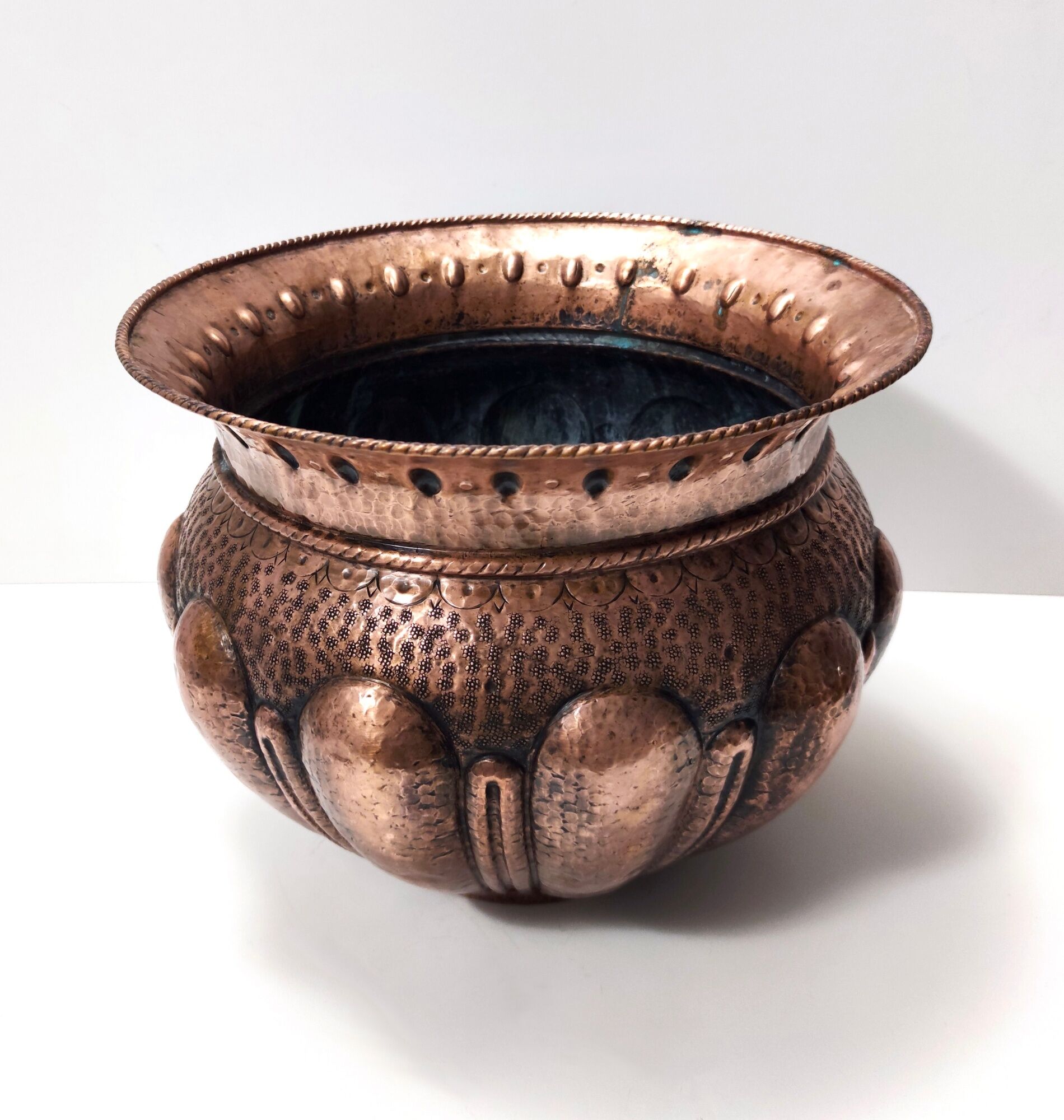 Vintage round embossed copper cachepot / vase by egidio casagrande, italy
