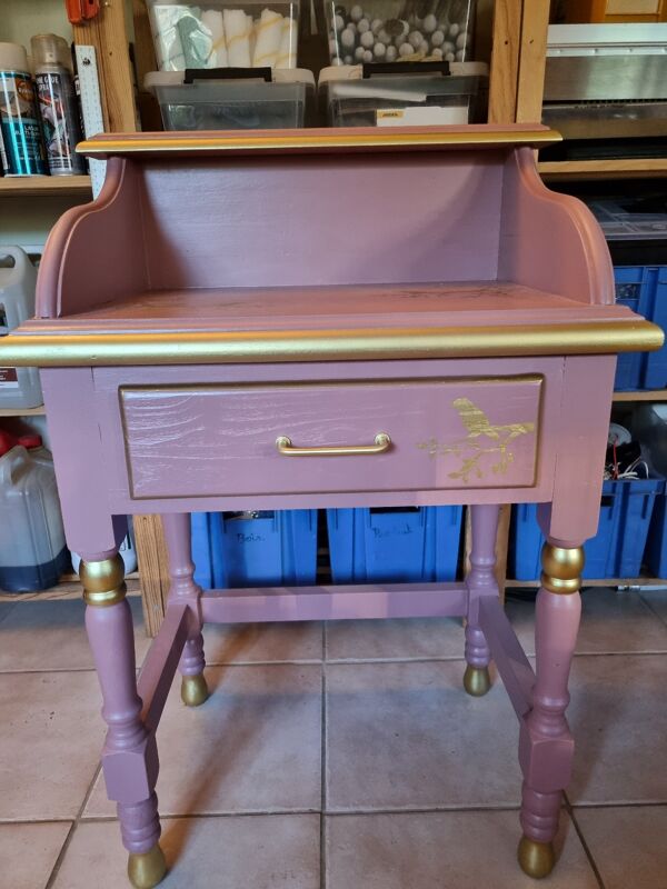 Petit bureau vintage relooké vieux rose et doré
