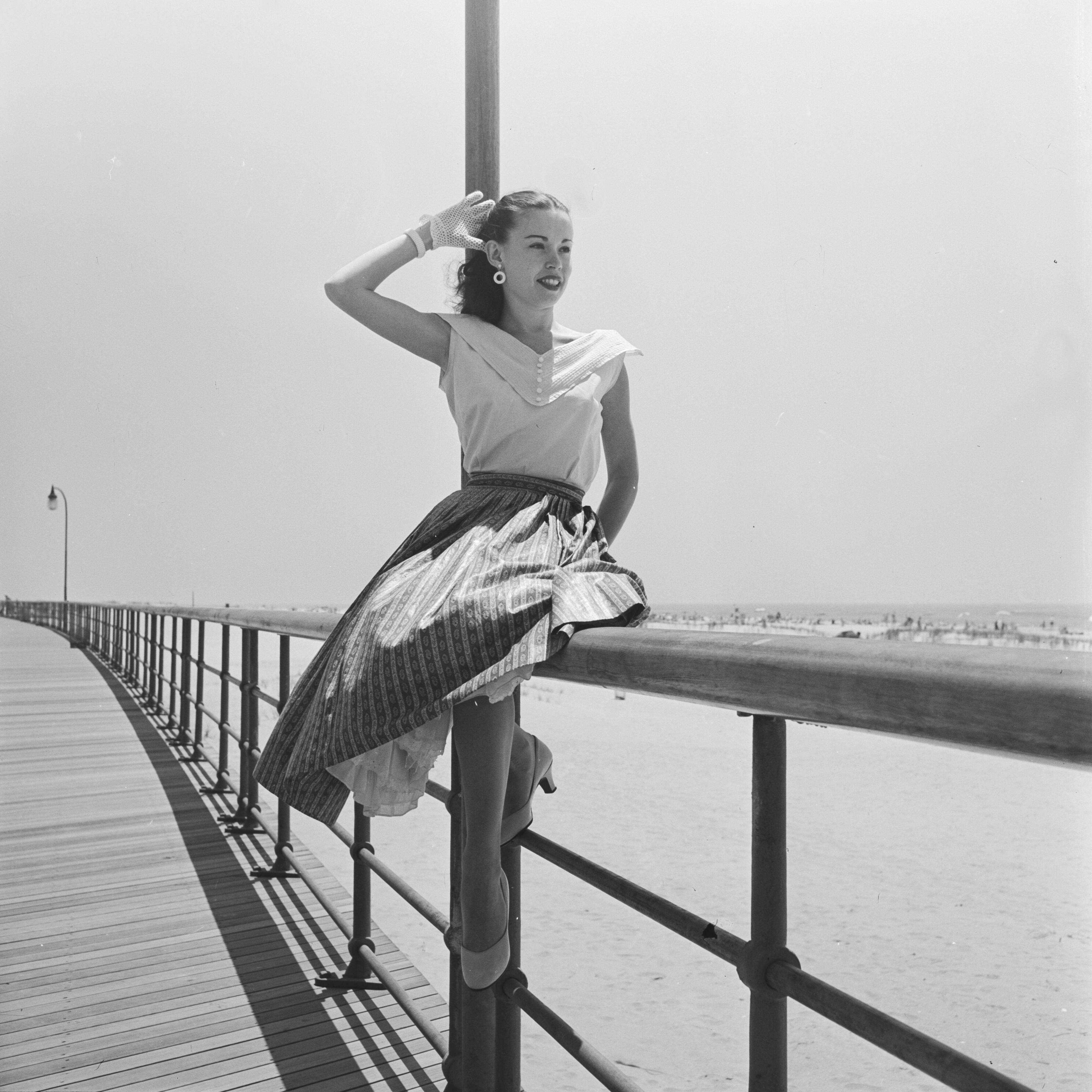 Photo print black and white pinup woman barium paper 300g format 40cmx40cm