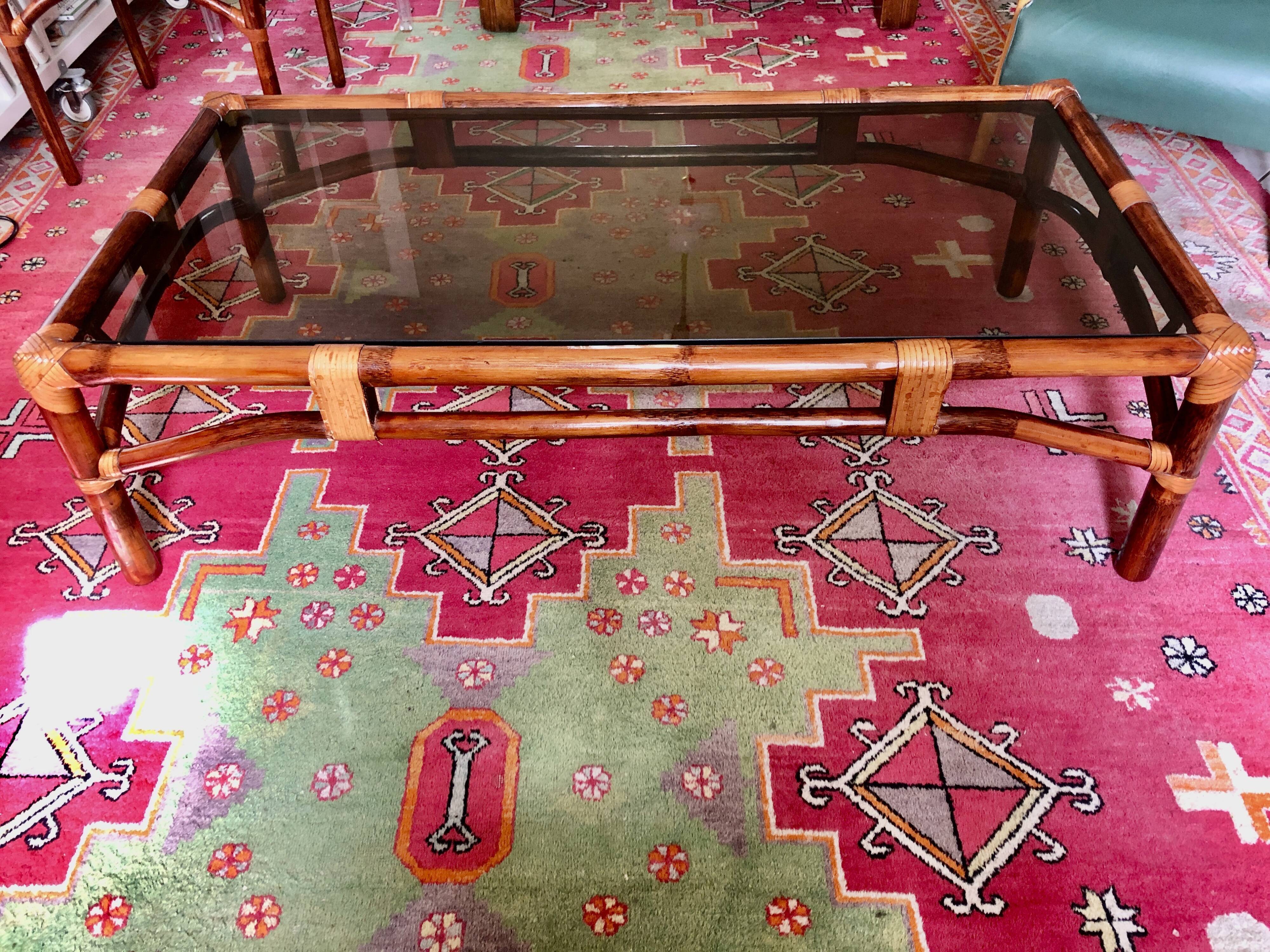 Table basse maugrion bambou, verre et cuir