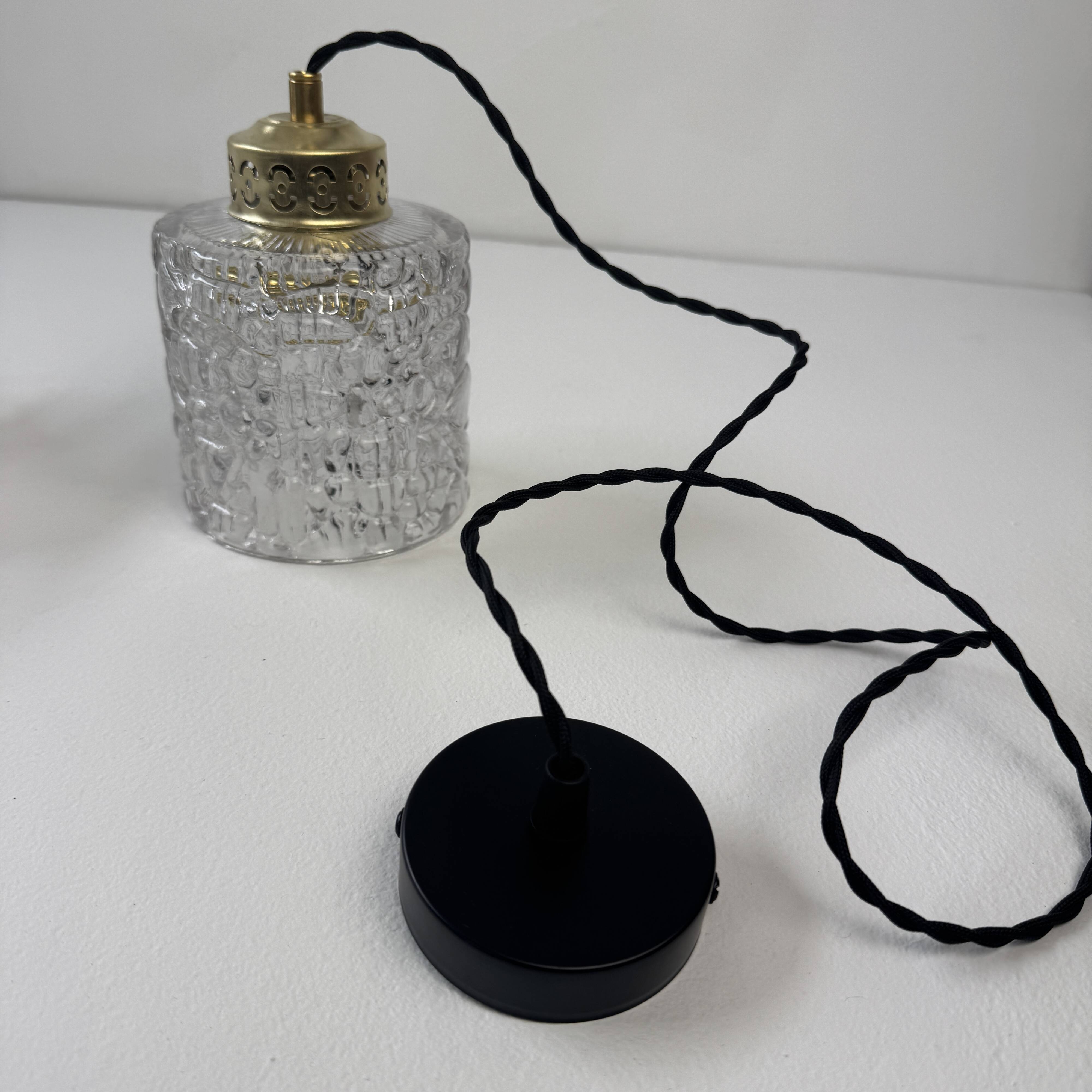 Paire d’anciennes suspensions en verre vintage